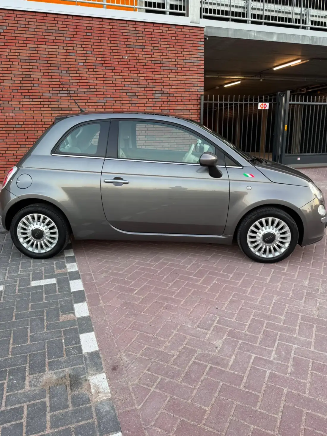Grijze Fiat 500 fris afgeleverd na interieur- en lakbehandeling