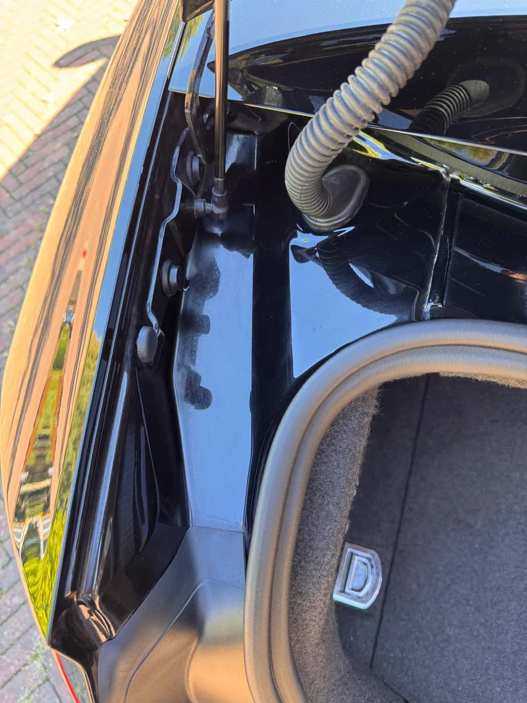 Detail van de zwarte deursponning en deurrubbers van de Audi cabriolet