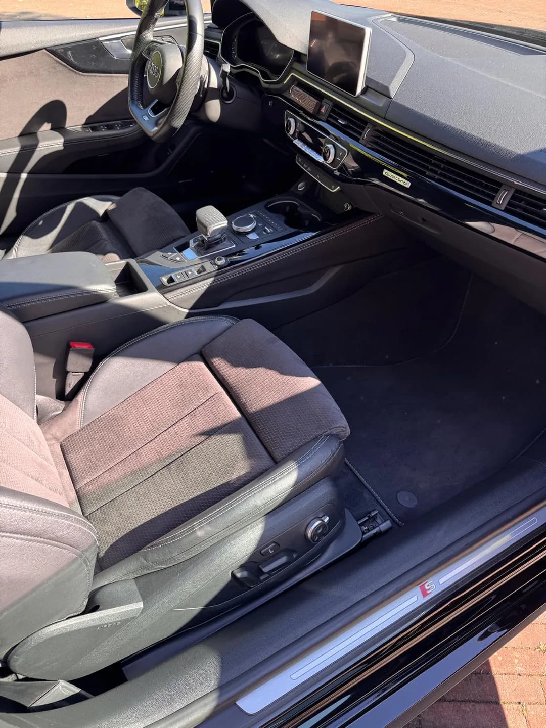 Interieur van de Audi cabriolet met bestuurdersstoel, dashboard en middenconsole