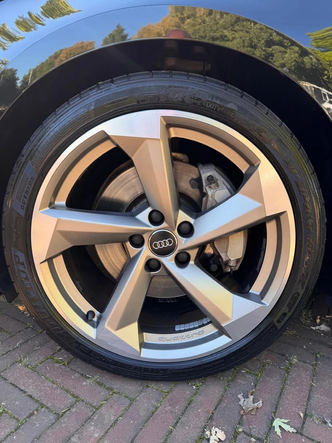 Vijfspaaks lichtmetalen Audi velg met band in close-up