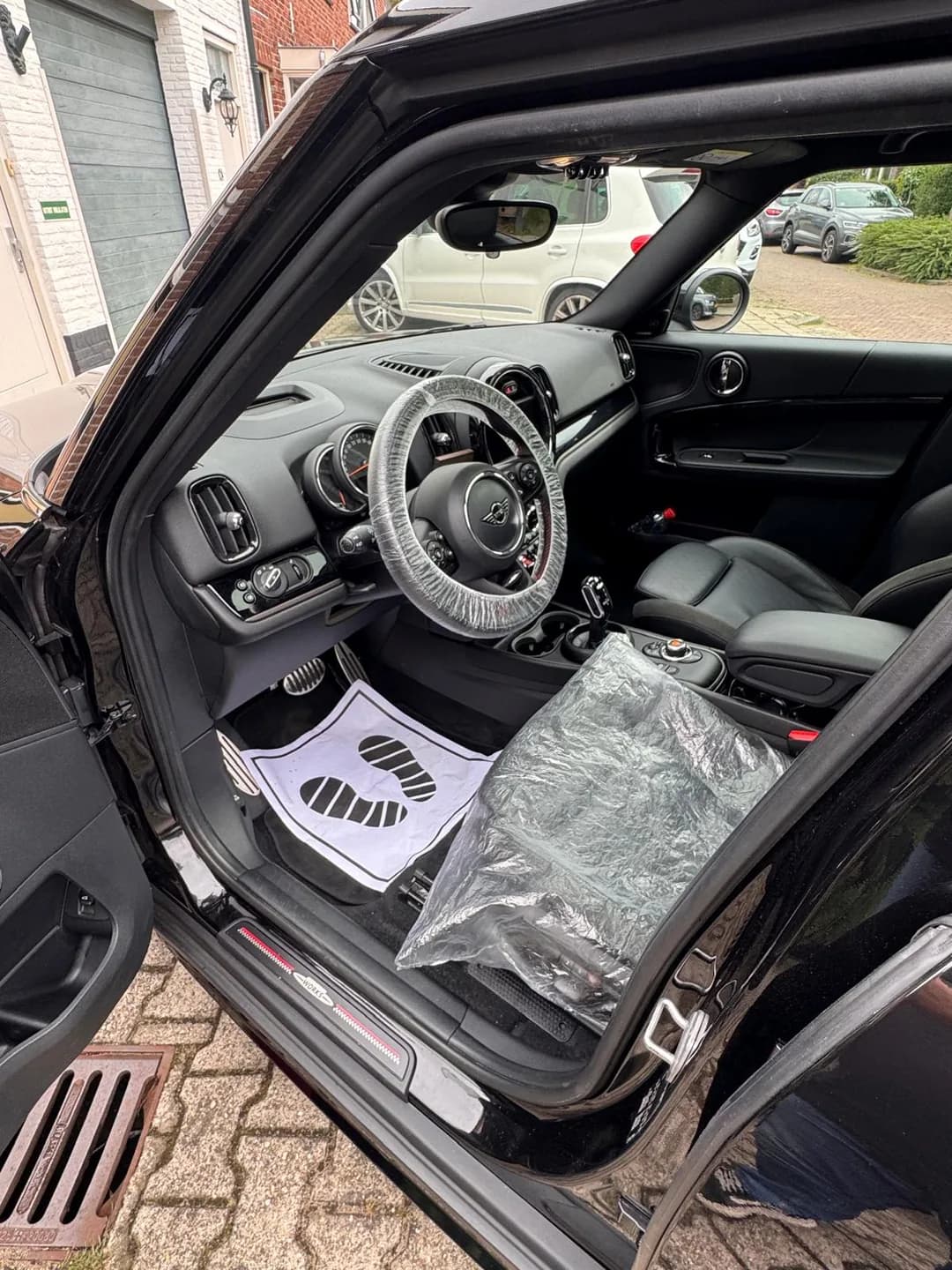 Bestuurdersplek van de MINI Countryman met stuur, console en stoelbescherming