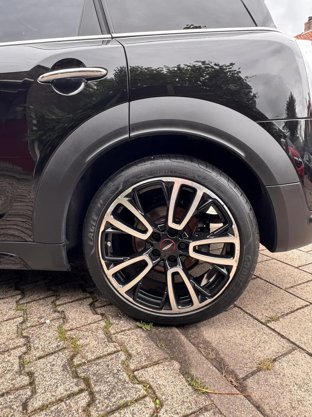 Detail van een tweekleurige MINI Countryman velg, band en wielrand