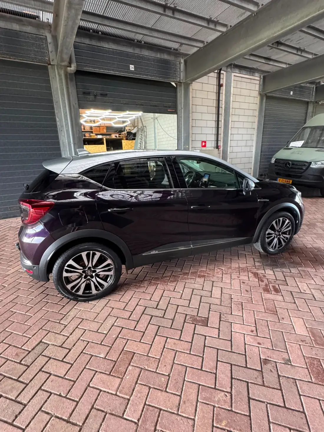 Renault Captur bij de werkplaats van Atelier Hoogglans