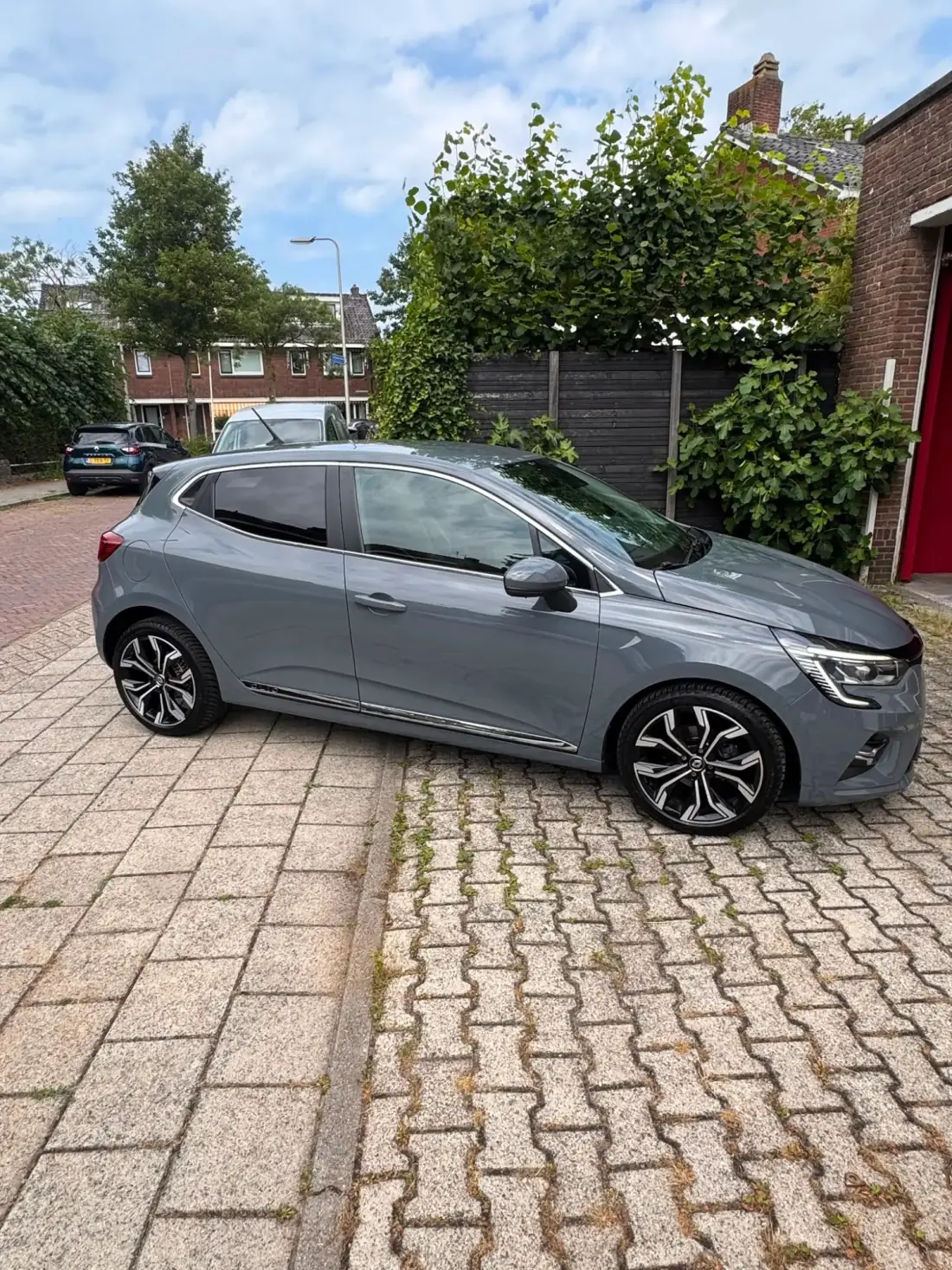 Grijze Renault Clio na handwas en lakbehandeling bij Atelier Hoogglans
