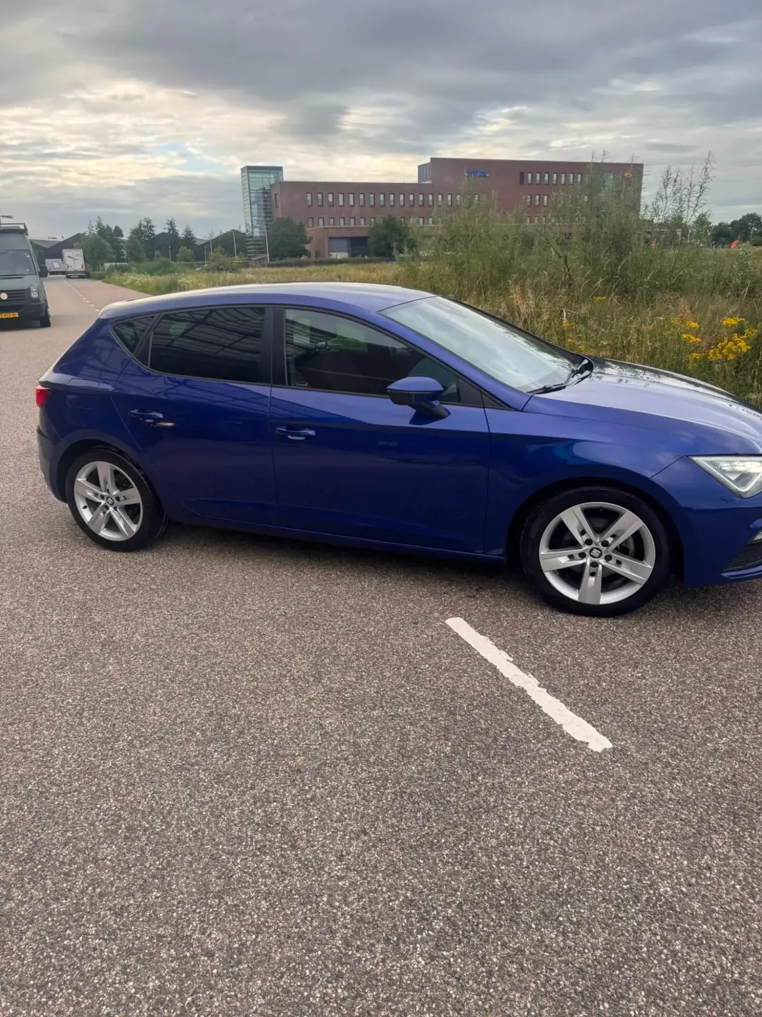 Blauwe Seat Leon met verzorgde hoogglans lak na detailing bij Atelier Hoogglans