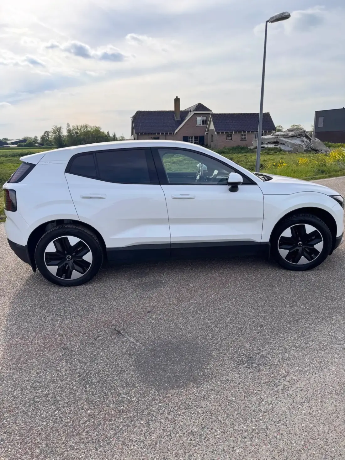Witte Volvo EX30 met diepe glans na lakcorrectie bij Atelier Hoogglans