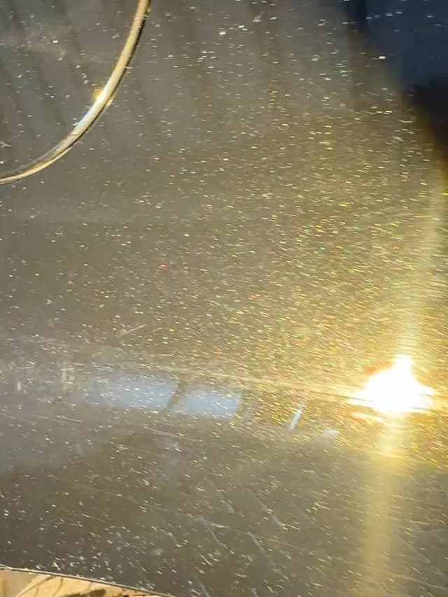 Plaatselijk gecorrigeerde kras op een inruilauto bij Atelier Hoogglans